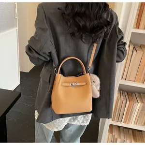 Dettaglio borsa a secchiello in pelle martellata marrone chiaro con chiusura argento