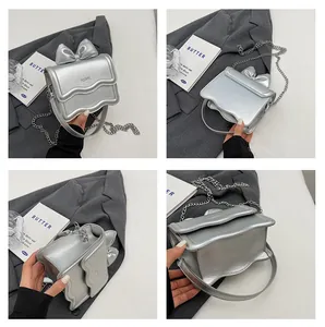 Detailweergave van zilveren mini handtas met strik en ketting vanuit vier gezichtspunten