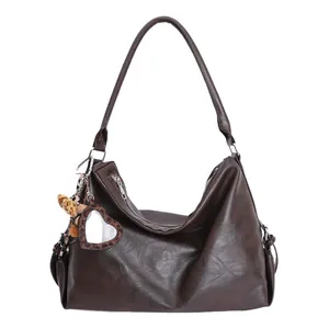 Sac fourre-tout rétro en cuir souple marron foncé avec pendentif cœur léopard et grand volume