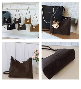 Detailansicht der Vintage-Wildledertasche mit Textur, Plüschtier-Anhänger und Farben