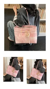 Vista detallada de un bolso tote rosa estampado con un osito de peluche y borla