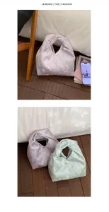 Détail du sac seau en satin floral avec poignée nouée élégante en lilas et vert clair