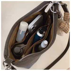 Detailansicht der geräumigen Shopper-Tasche mit mehreren Fächern und Reißverschluss