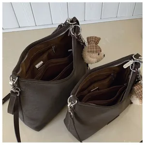Detailansicht der Innenseite der Ledertasche mit Reißverschlusstaschen und Kartenfächern