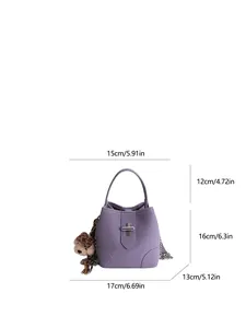 Borsa a secchiello viola minimalista con tracolla a catena e ciondolo a forma di orso