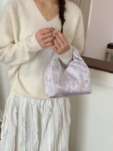 Sac seau floral lavande élégant avec texture en soie, porté avec une tenue sobre