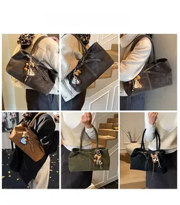 Vues lifestyle du sac fourre-tout mat rétro montrant sa grande capacité et son style