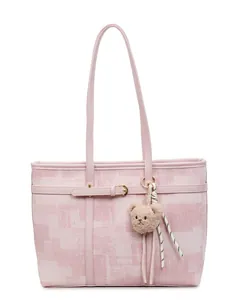 Bolso tote rosa con textura de mosaico, correas de hombro y colgante de oso