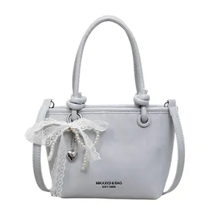 Secchiello in pelle blu grigio con fiocco di pizzo e perle per moda primaverile