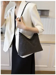 Detail der dunkelgrauen Shopper-Tasche aus Lederimitat mit silbernen Beschlägen