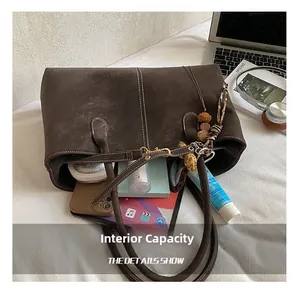 Vue détaillée de la capacité interne du sac cabas marron avec tablette et cosmétiques