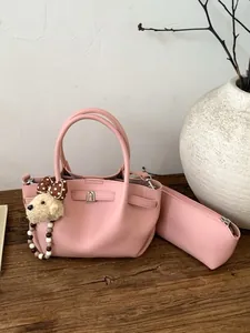 Borsa a Secchiello da Donna in Pelle PU con Trama Litchi Borsa a Tracolla Minimalista Con Simpatico Ciondolo a Orsetto