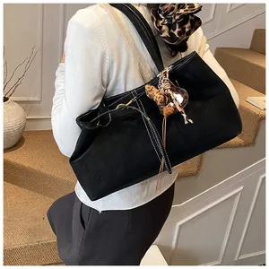 Détail du sac cabas noir mat avec surpiqûres blanches et breloque motif léopard