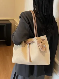 Große beige Wildleder-Einkaufstasche mit braunen Trägern und Plüschbär-Anhänger