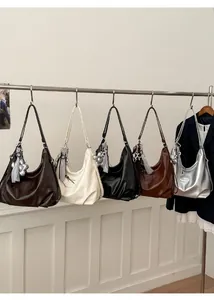 Fünf verschiedene Farben der Crescent Hobo-Taschen mit silbernen Sternanhängern