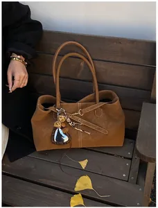 Sac fourre-tout marron givré avec pendentif cœur et ruban léopard style automne
