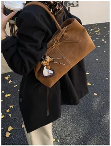 Sac cabas marron givré avec breloque cœur léopard et attaches dorées de luxe