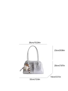 Sac fourre-tout argenté métallisé avec dimensions, pendentif latéral et longues bandoulières