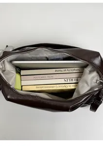 Draufsicht auf die geräumige Innenseite der Shopper-Tasche mit Fischgrätmuster-Futter