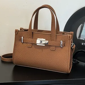 Damen Lychee Struktur PU Leder Handtasche Mit Plüschhase Anhänger Elegant Metallschloss Schulter Umhängetasche Mode Tote Tasche Für Den Alltag