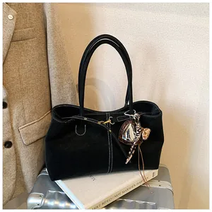 Détail du grand sac cabas noir mat avec coutures contrastées et foulard imprimé léopard