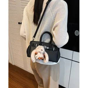 Klassische schwarze Baguette-Tasche aus Leder mit Litschi-Muster, Hasenanhänger und Silberteilen