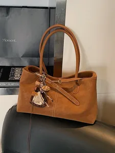 Sac Cabas Femme en Cuir PU Mat Rétro Grande Capacité Sac à Épaule Avec Pendentif Coeur Léopard Surpiqûres Contrastées Pour Navettage