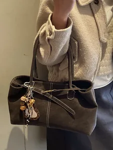 Sac cabas mat rétro marron foncé avec surpiqûres contrastées et accessoire léopard élégant
