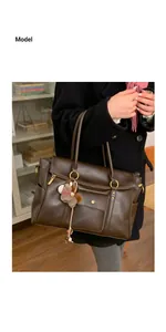 Détail du sac fourre-tout marron avec poches et pendentif cheval en peluche