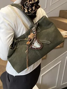 Sac cabas mat vert mousse rétro avec surpiqûres et breloque cœur léopard