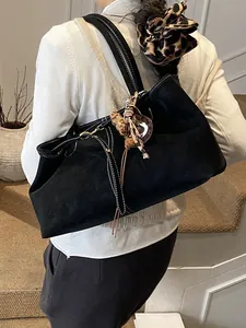 Sac fourre-tout noir mat rétro avec coutures contrastées et charm imprimé léopard