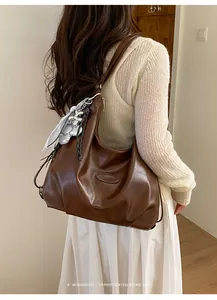 Hobo-Tasche aus braunem Leder mit Logo-Prägung, Silberanhänger und Seidenschal