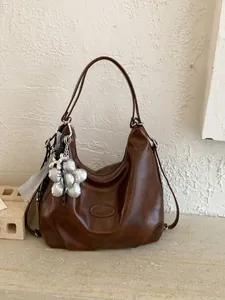 Große Kapazität Damen Tragetasche Vintage PU Leder Hobo Schultertasche Mit Metallblumenanhänger Für Den Täglichen Pendelverkehr Vielseitige Tasche