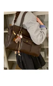 Détails du grand sac cabas en cuir marron avec poches et charm cheval en peluche