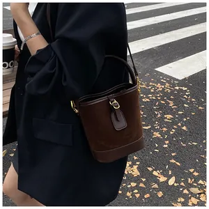 Detail der dunkelbraunen Wildlederbeuteltasche mit Gold-Schnalle und verstellbarem Gurt