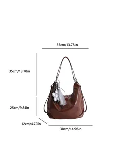 Braune Retro-Hobo-Tragetasche aus Leder mit Blumenanhänger und verstellbarem Schultergurt