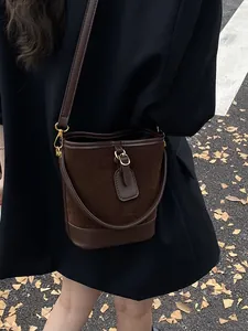 Retro-Eimerbeutel in Kaffeebraun aus Wildleder und Leder mit Goldbeschlägen