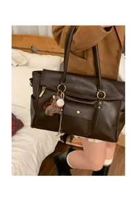 Détail du grand sac cabas en cuir PU marron avec poche à pression et pendentif poney