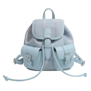 Mochila moderna de mezclilla azul claro y cuero con múltiples bolsillos y hebillas
