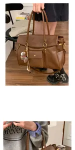Détails du sac de moto rétro marron avec poche à boucle et pendentif en peluche