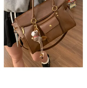 Détails du sac cabas vintage marron avec poches et charmant pendentif poney