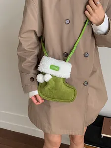 Sac bandoulière créatif en forme de chaussette de Noël en faux suède vert et peluche blanche