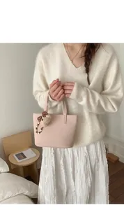 Roze emmertas met beer-hanger gepresenteerd in een gezellige huiselijke setting