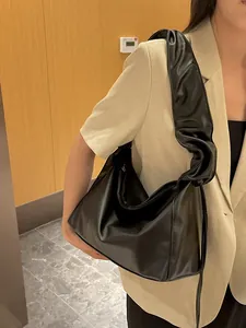 Sac fourre-tout noir plissé élégant avec finition mate pour le style quotidien des femmes