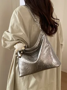 Grand sac cabas argenté métallisé avec texture froissée et breloque en peluche