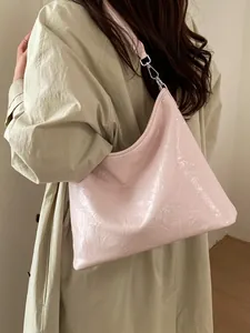 Sac fourre-tout en cuir verni plissé rose avec large bandoulière au style épuré