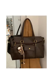 Sac fourre-tout en similicuir marron foncé avec fermetures éclair dorées et pendentif