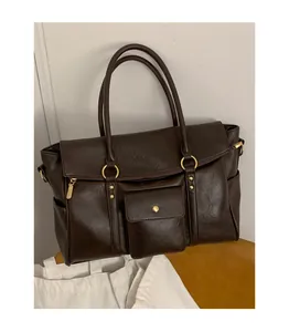 Détail du grand sac cabas vintage marron avec texture cuir et finitions dorées chics