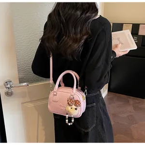 Chique roze mini crossbodytas met een schattige teddybeerbedel en parelkralen