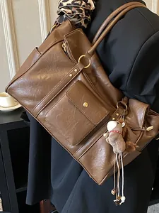 Grand sac cabas vintage en cuir PU marron foncé porté à l'épaule avec charme poney